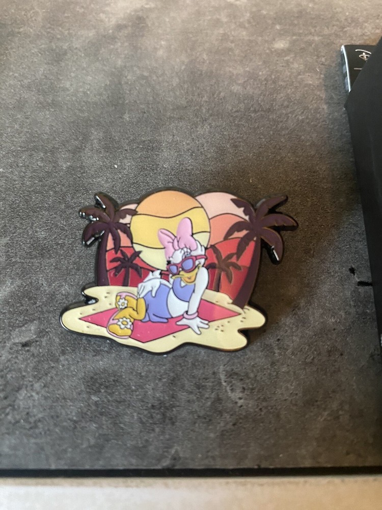 Disney Loungefly Mickey & Friends Daisy Duck Sunset Beach Blind Pin