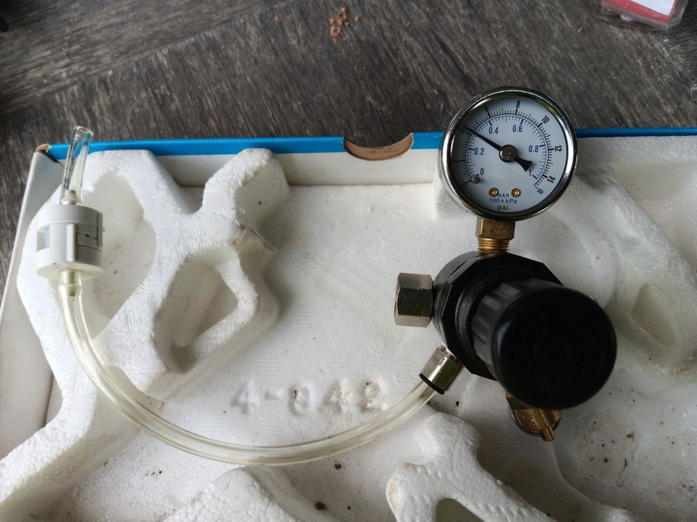 BINKS- 1 QT  pressure paint cup regulator