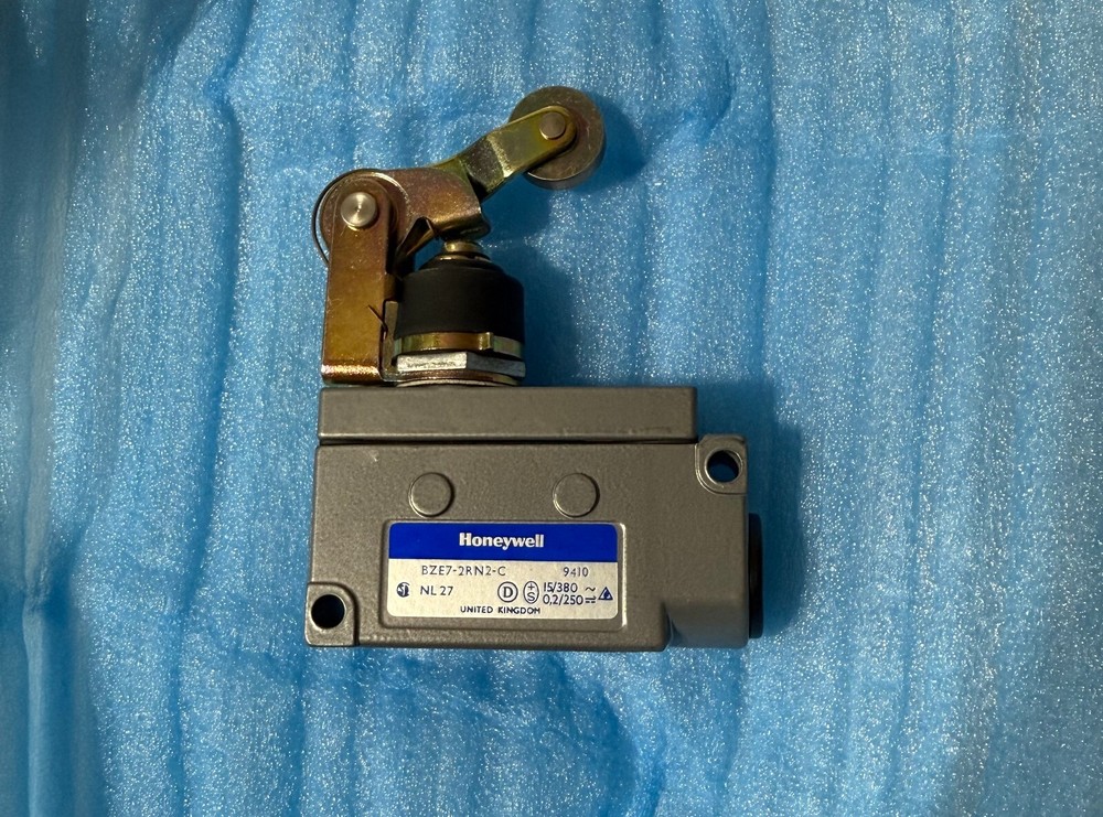 Honeywell BZE7-2RN2-C SWITCH, LIMIT, TOP ARM ROLLER