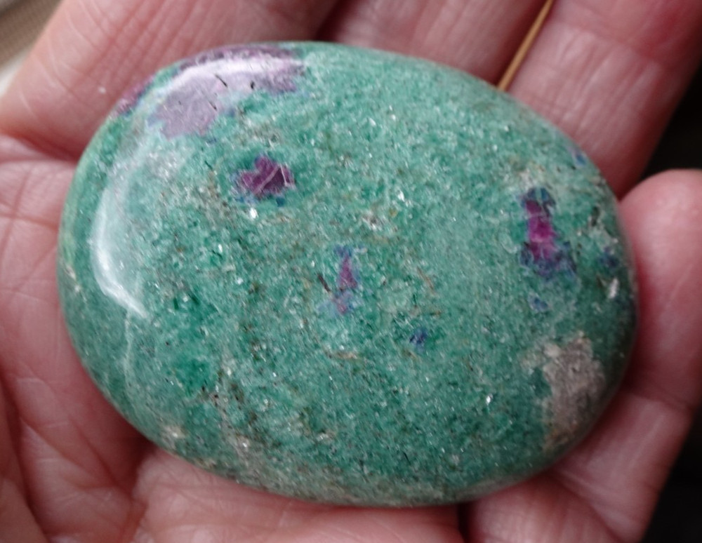Ruby Fuchsite Palmstone - India sc1007