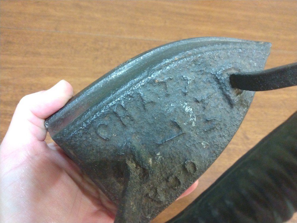 VINTAGE CAST IRON CHATTANOOGA #7 SAD FLAT IRON 