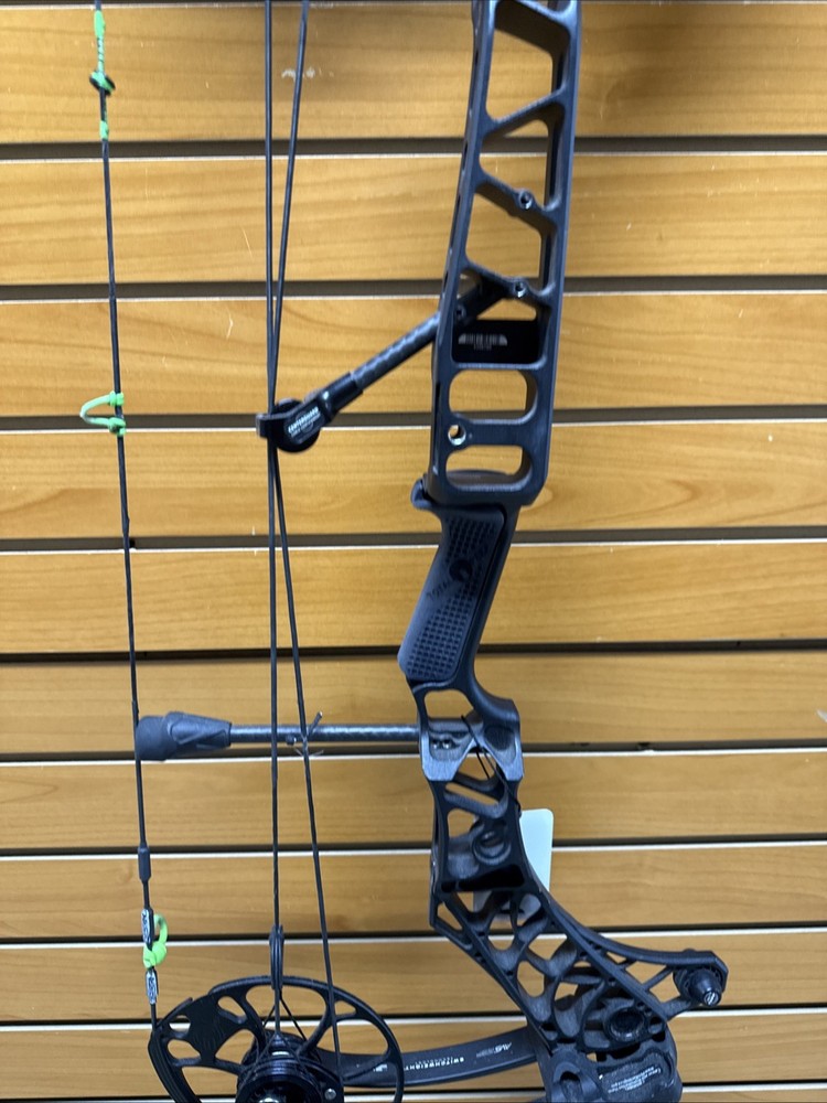 Item 3558 - Mathews Archery Compound Bow - V3 31 - RH - Black