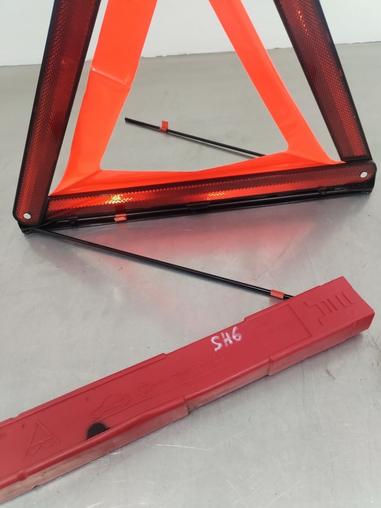 AUDI A3 8P EMERGENCY HAZARD WARNING TRIANGLE 8K0860251 2009