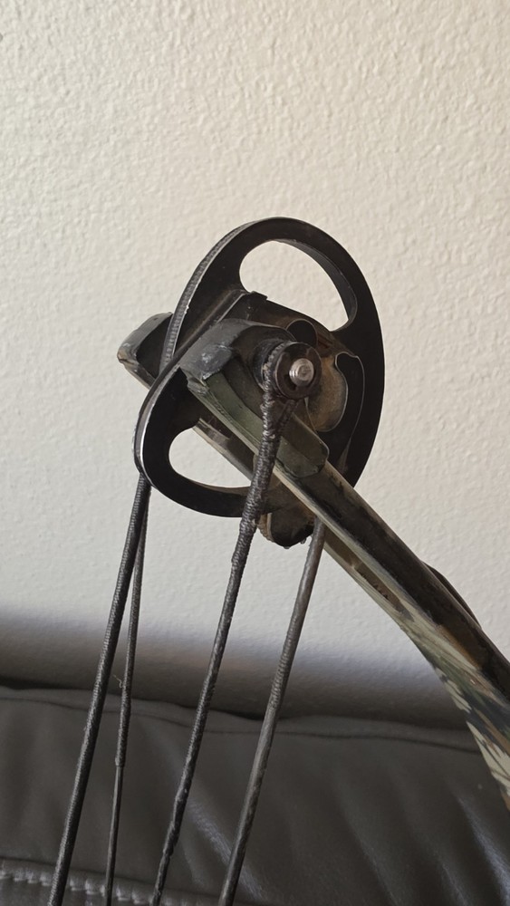 PSE Mach 6 Compound Bow, RH, W/Cobra Stabilizer - Camo