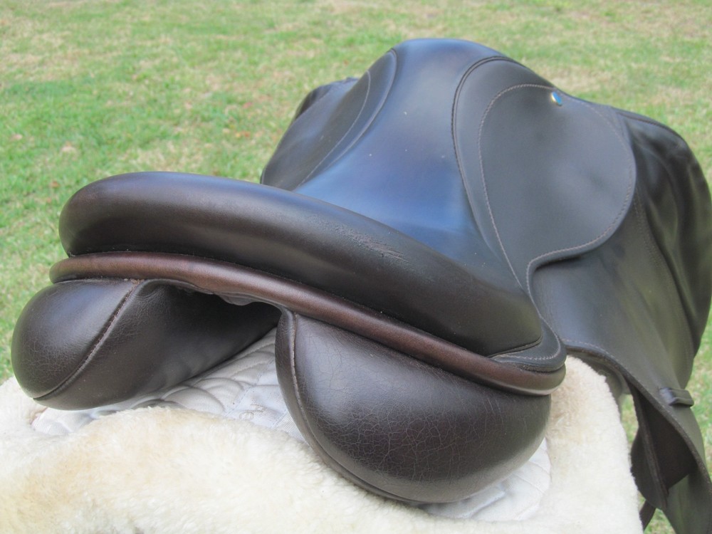 17.5" COUNTY INNOVATION close contact jumping saddle- MEDIUM TREE -2020 MODEL!