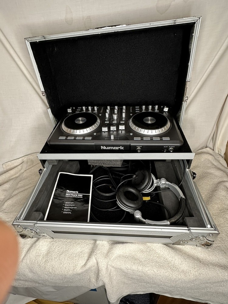 Numark Mixtrack  Pro Standalone Streaming DJ Controller With Case