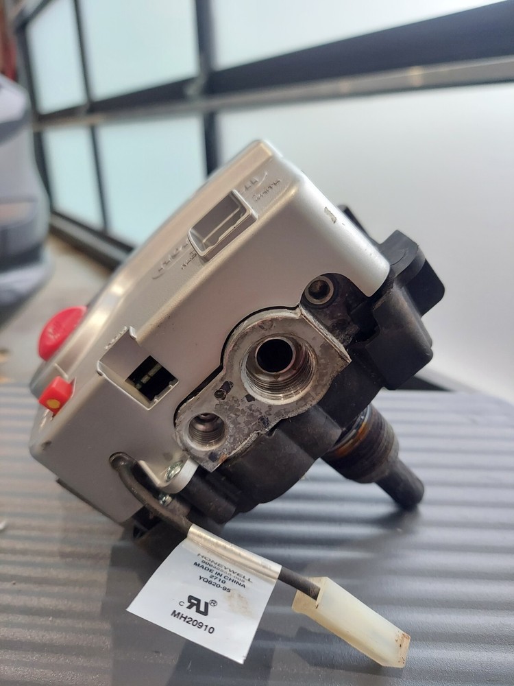 Genuine Honeywell Water Heater Gas Valve WV8840A1000 Control (natural gas)