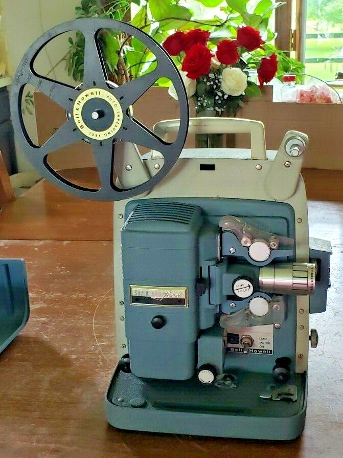 VINTAGE BELL & HOWELL SUPER AUTO LOAD PROJECTOR 8MM