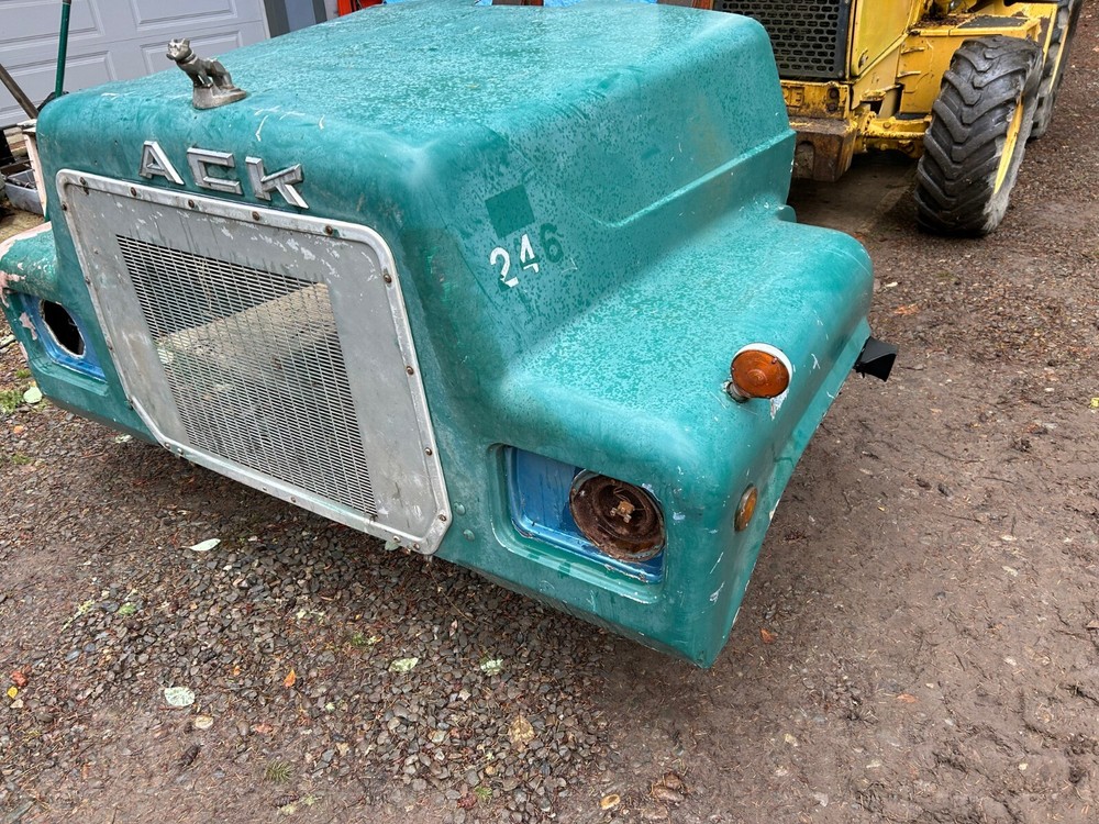 Mack R-model hood