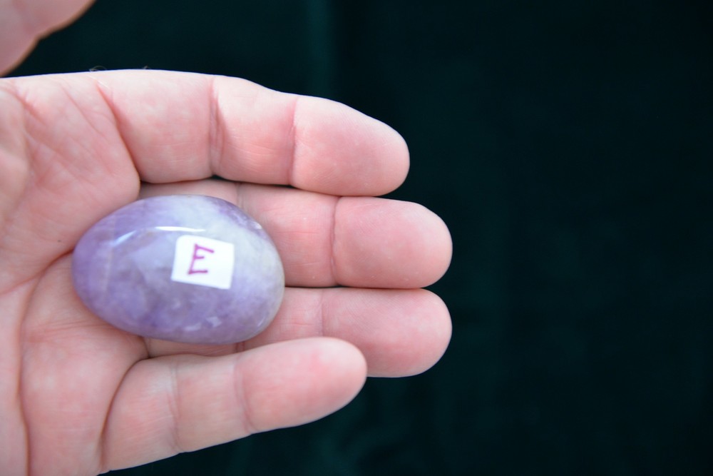 AMETHYST gallet, palm stone - polished (Amethyst Quartz Stone #E)