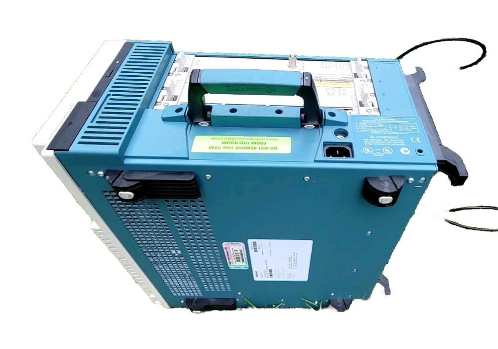 Tektronix TLA715 Logic Analyzer
