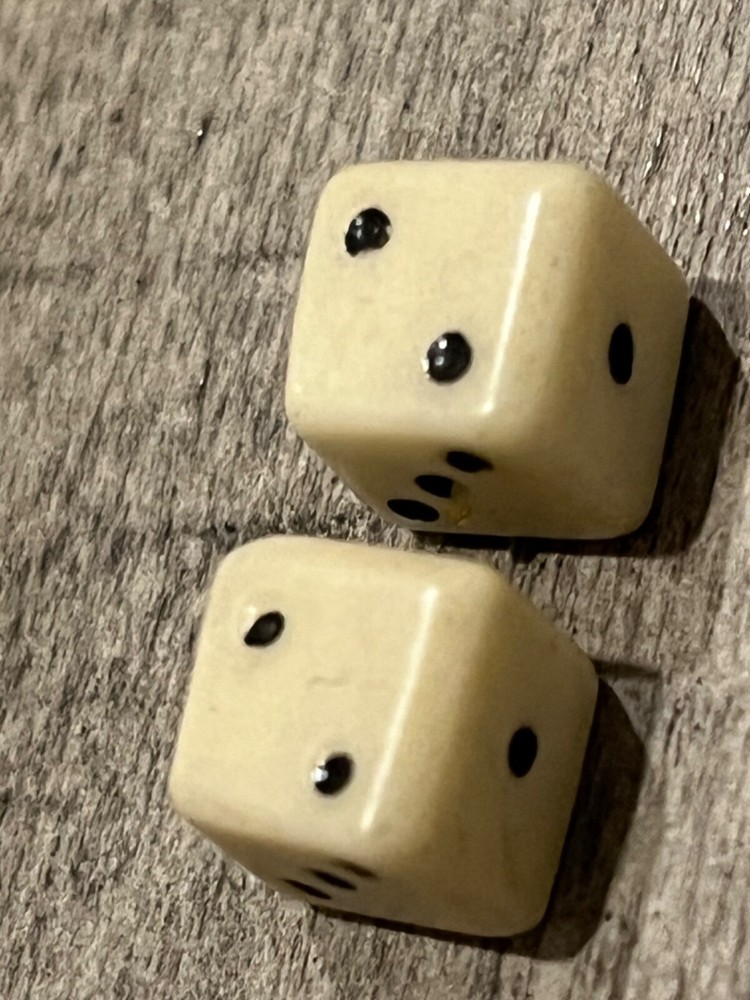 1950s cracker jack unique white dice with black pips 020424@