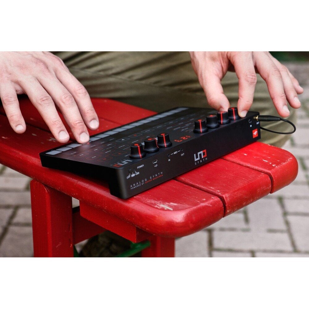 IK Multimedia UNO Synth True Analog Synthesizer
