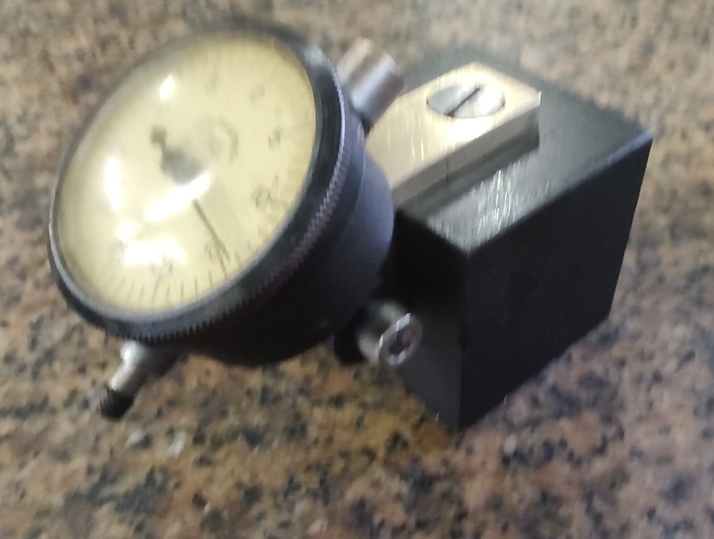 MAGNETIC BASE WITH VINTAGE INDICATOR