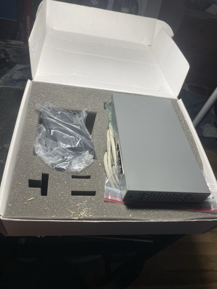 D-Link DI-704 Internet Gateway and Firewall with 4 Port Switch