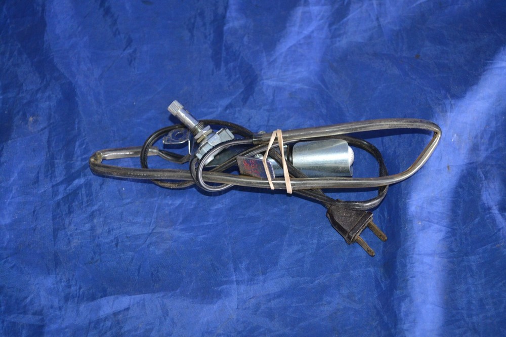 LIGHT ASSEMBLY WITH MOUNT & ON/OFF SWITCH  CLASSIC STANDARD SEWING MACHINE USED