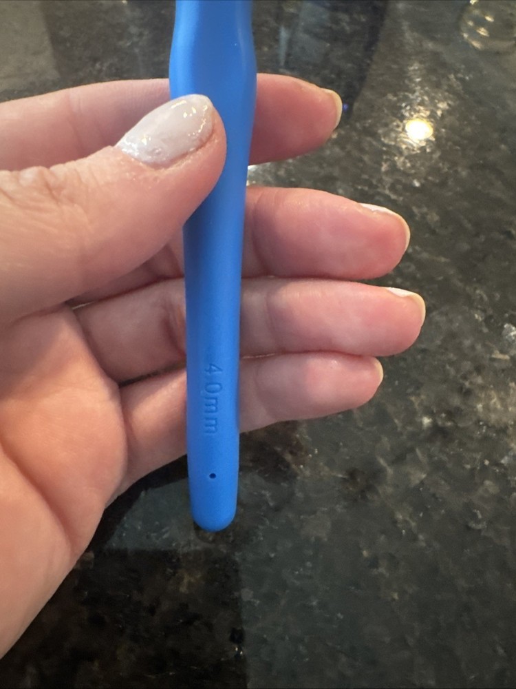 CROCHET Hooks - Multiple Sizes With Rubber Grip Handle Brand New