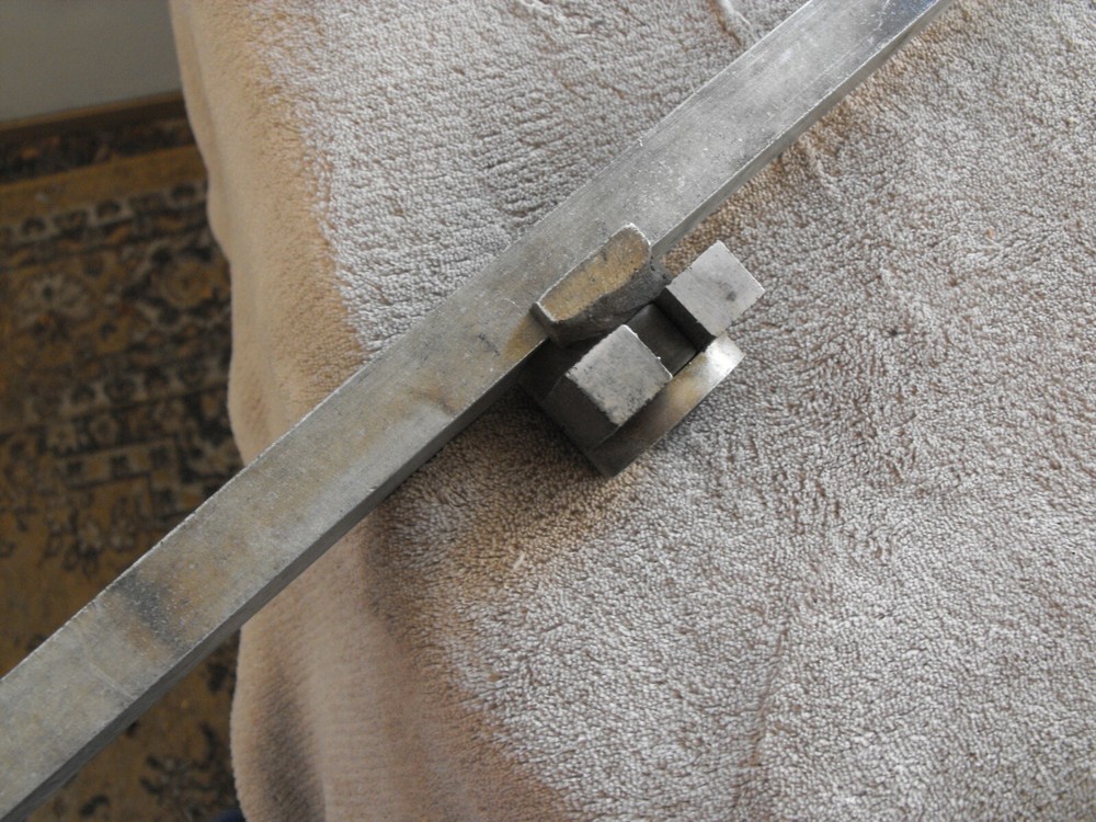 Magnetic cutting guide for arc and plasma