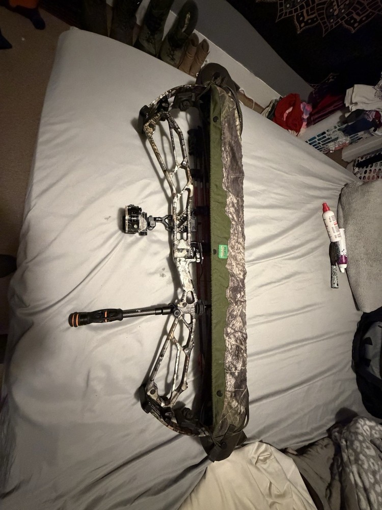 Athens Vista 35 Right Hand Compound Bow Loaded