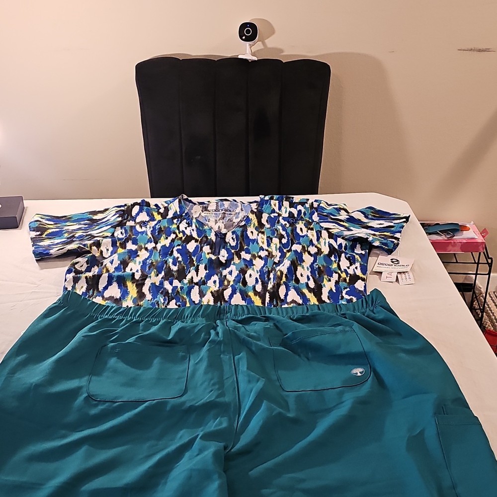 Essentials Medical Uniforms Women’s XL 2pc Scrub Set Zip Neck Pattern Top