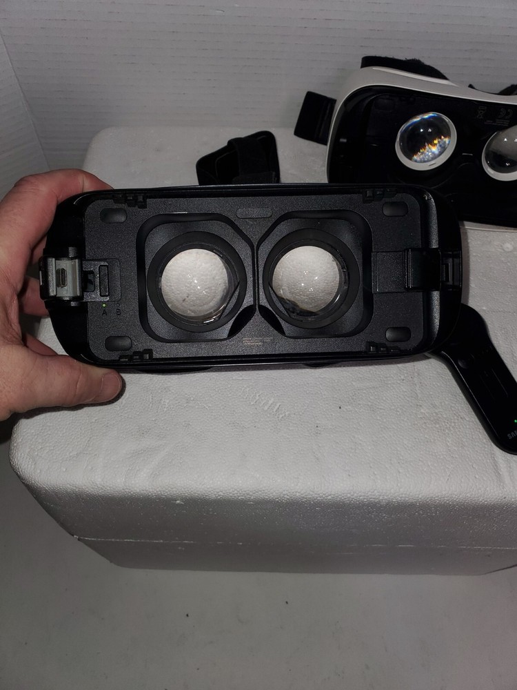 Lot of 2 Samsung Gear VR Black with Controller, White No Controller Untested