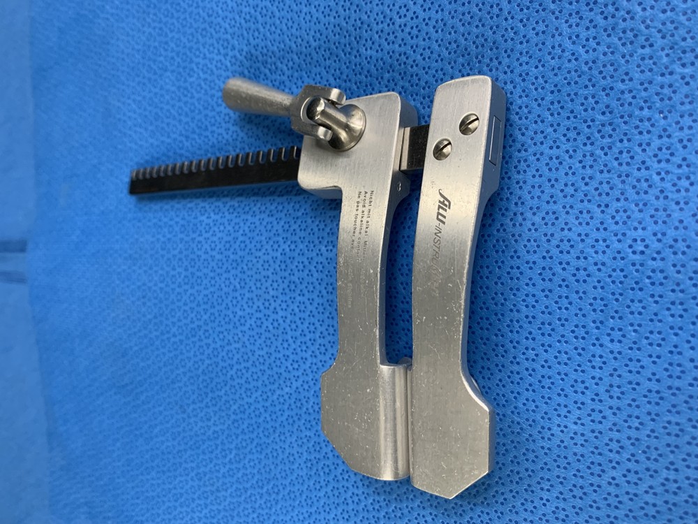 V. Mueller CH-1287 Retractors