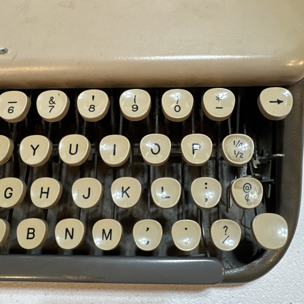 Typewriter Tower Chieftain III Beige Sears Model 871.1000 w/ Case