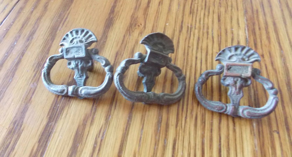 Vintage Furniture Pull / Drawer Handle   (1 pull)   (PR14)