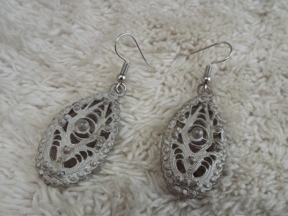Filigree Silvertone Pierced Earrings (B62)