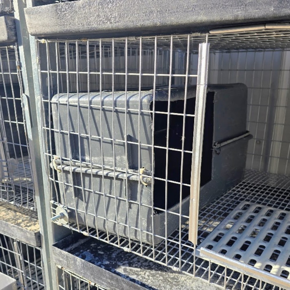 Refurbished Plastic Rabbit Nest Box – Weather-Protective, Locking Cage-Mount – L