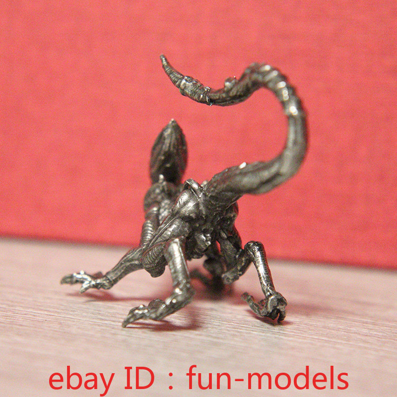 White Bronze Mutant Alien Beast Model Long Tail Statue Model Desktop Decorations