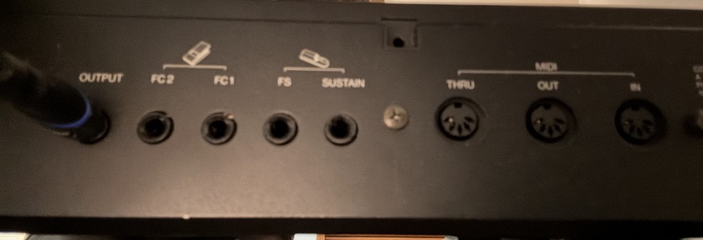 YAMAHA DX7s synthesizer keyboard