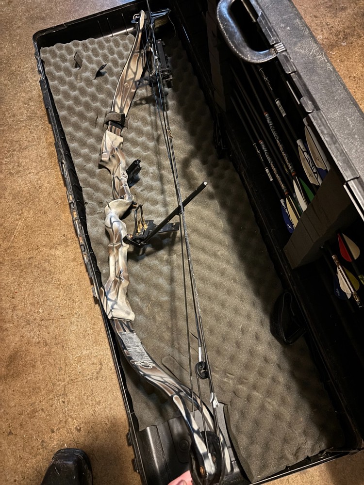 Bear Whitetail Legend Compound Bow + TrueFire Trigger Release, Arrows and Case