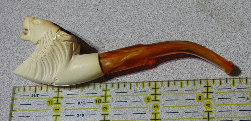 MEERCHAUM LION PIPE WITH CASE