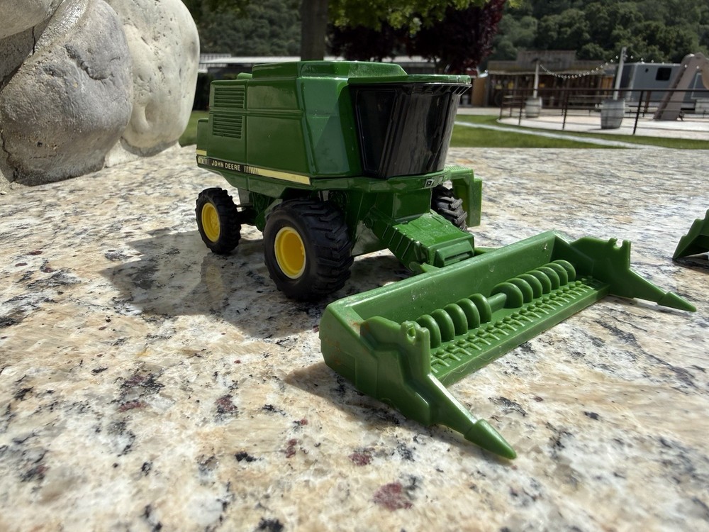 John Deere 9500 Combine die-cast model tractor