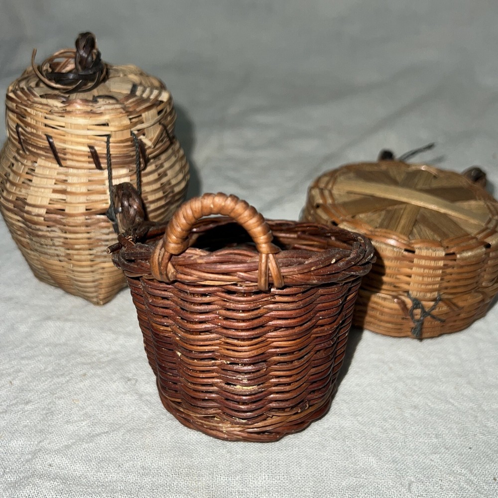 VINTAGE 3-MINIATURE BASKETS 2with lids