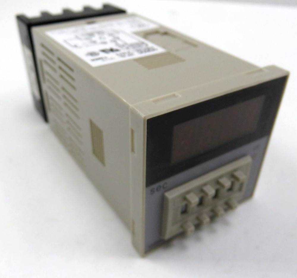 Omron H5CN-XBN Timer w/ Omron P3G-08 Socket