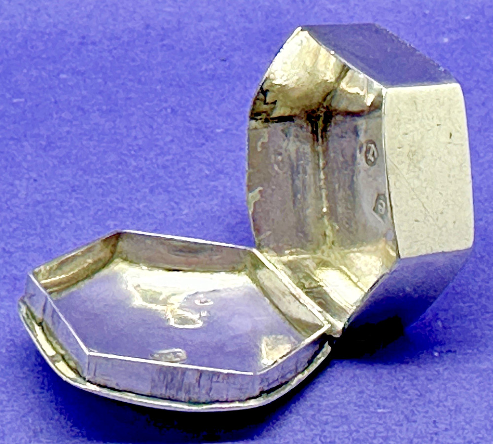 GEORGIAN SOLID SILVER HEXAGONAL HINGED LID PILL BOX BY JOHN TURNER B'HAM 1802