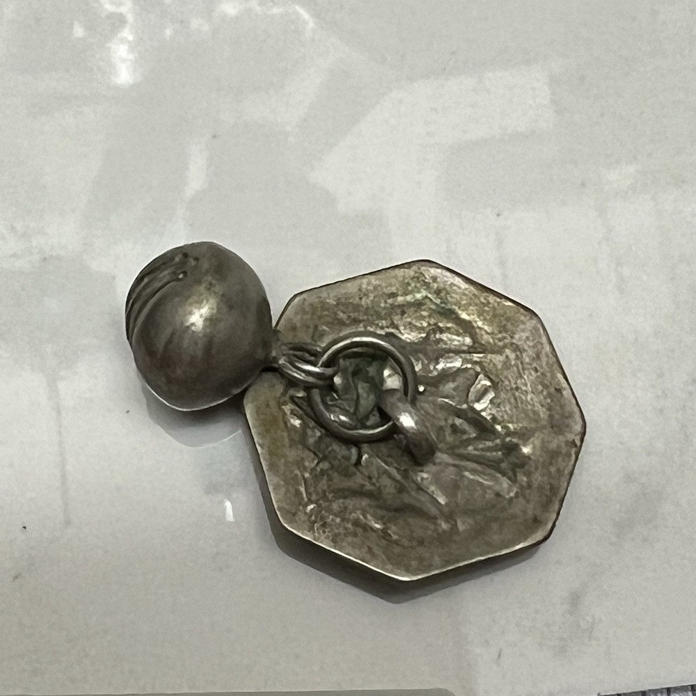 VINTAGE SAMURAI OR FIGURAL SILVER TOGGLE BUTTON Octagon shape 4.19g (Tiny hole )