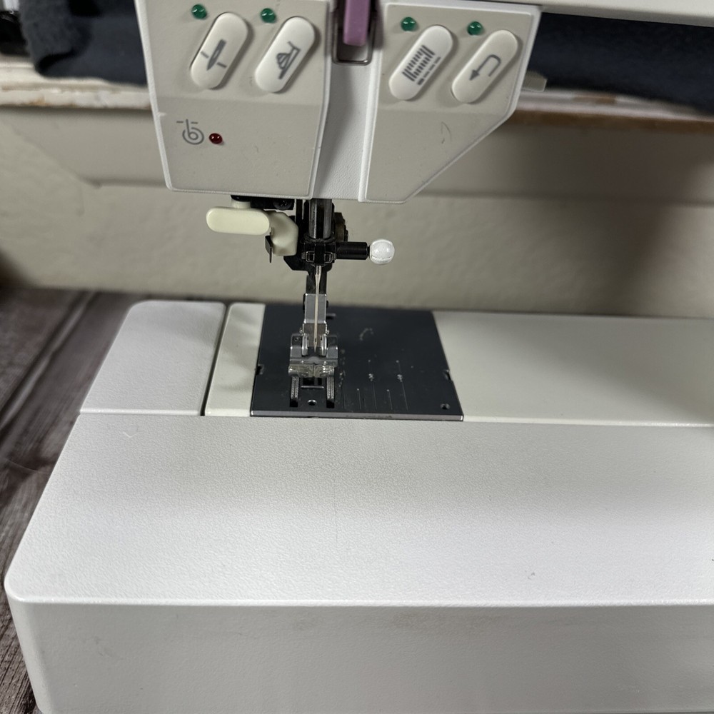 PFAFF Creative 1467 Sewing Machine W/ Pedal, Case