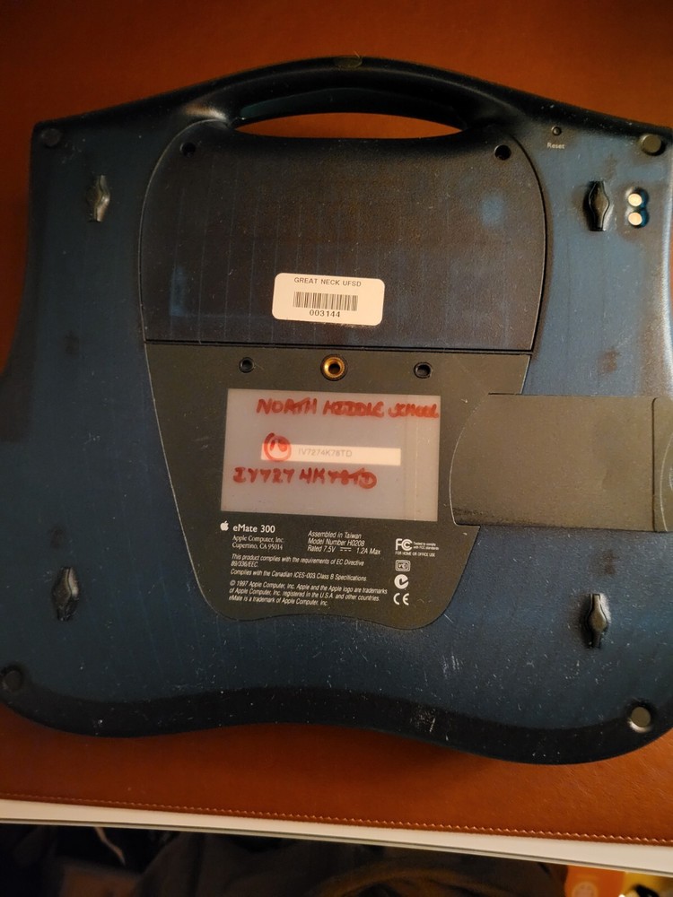 Apple Newton eMate 300 with AC adapter - Working!