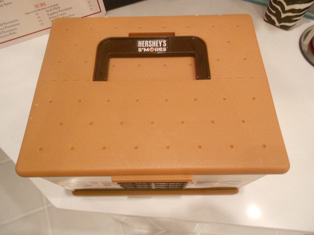 HERSHEY'S S'MORES HINGED PLASTIC BOX WITH HANDLE 9" X 7" X 5 1/2"