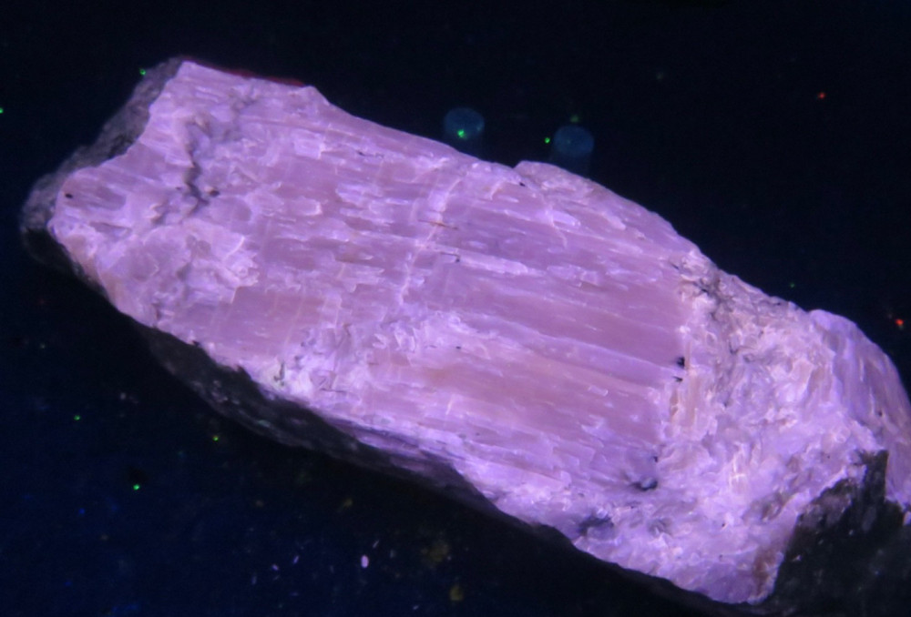 Fluorescent : AGRELLITE - Kipawa River Complex , Temiscamingue , Quebec