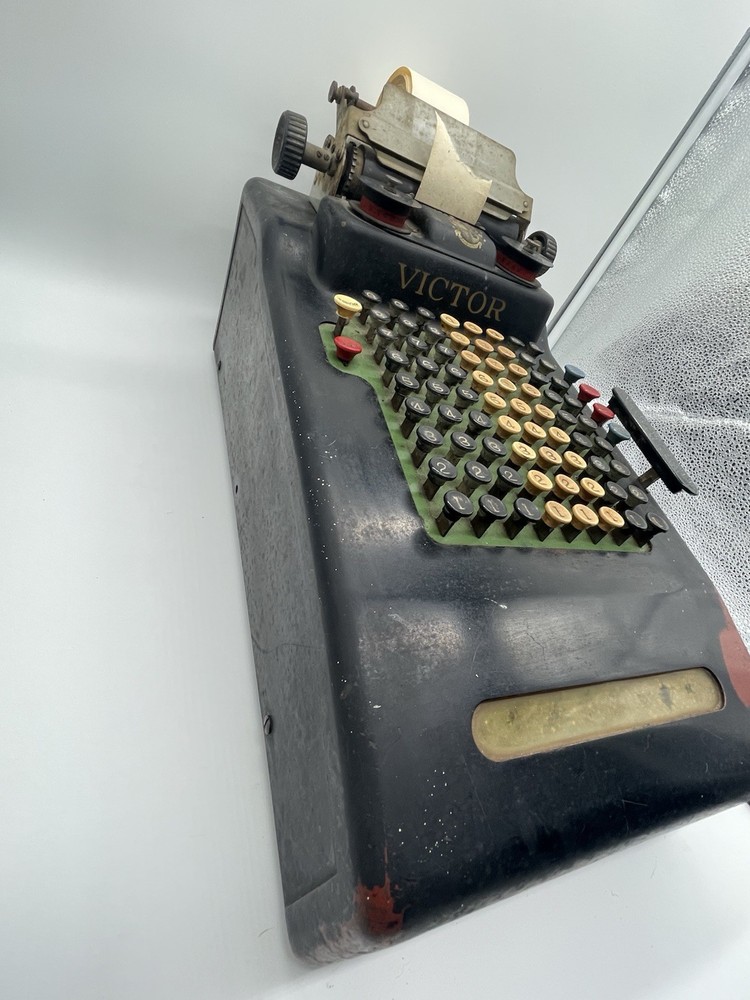 ANTIQUE VICTOR ADDING MACHINE MODEL W UNTESTED