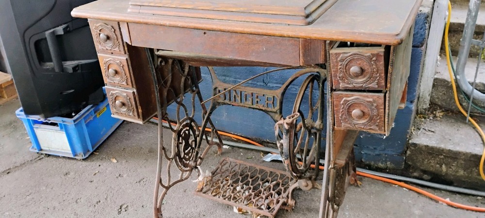 Vintage SINGER Sewing Machine Table & Sewing Machine