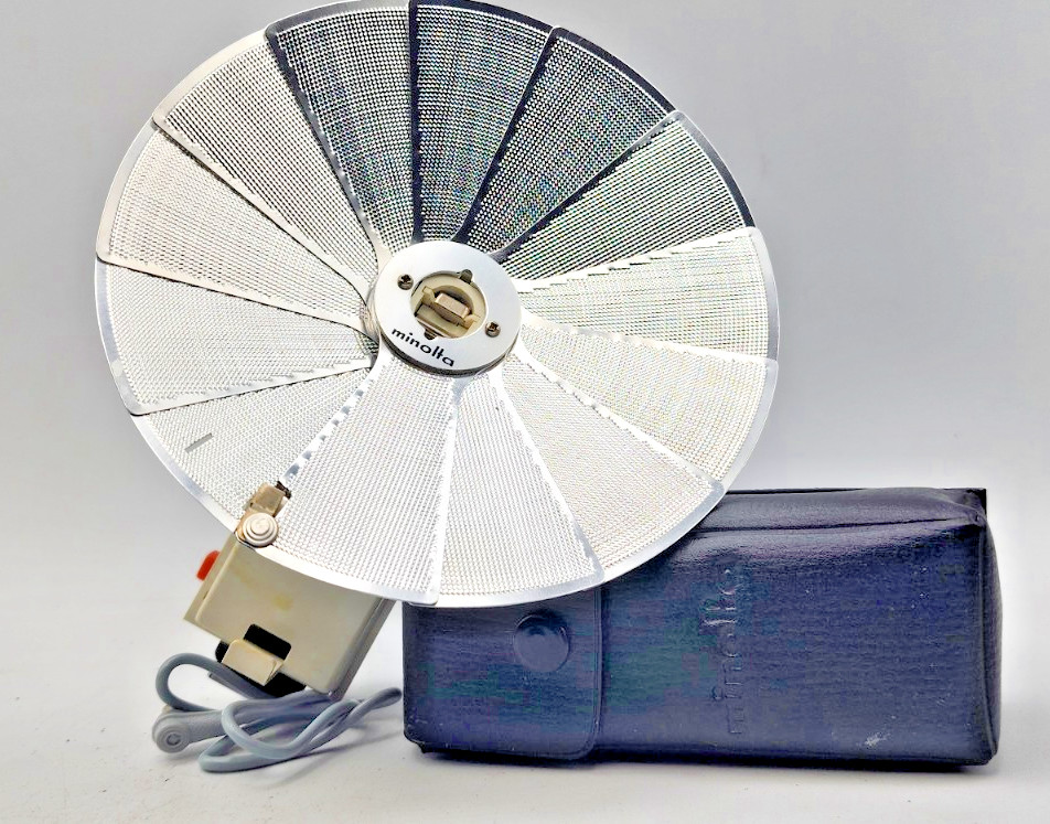 Vintage Minolta Deluxe III Flash w/ Case