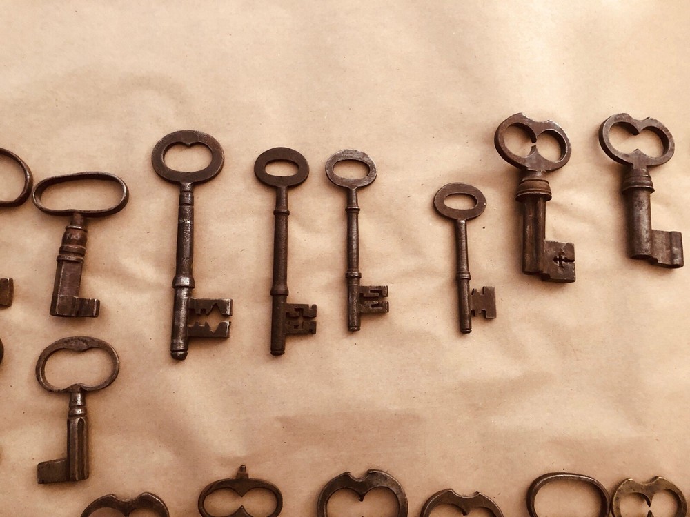 Keys, iron fitting and lock collection.