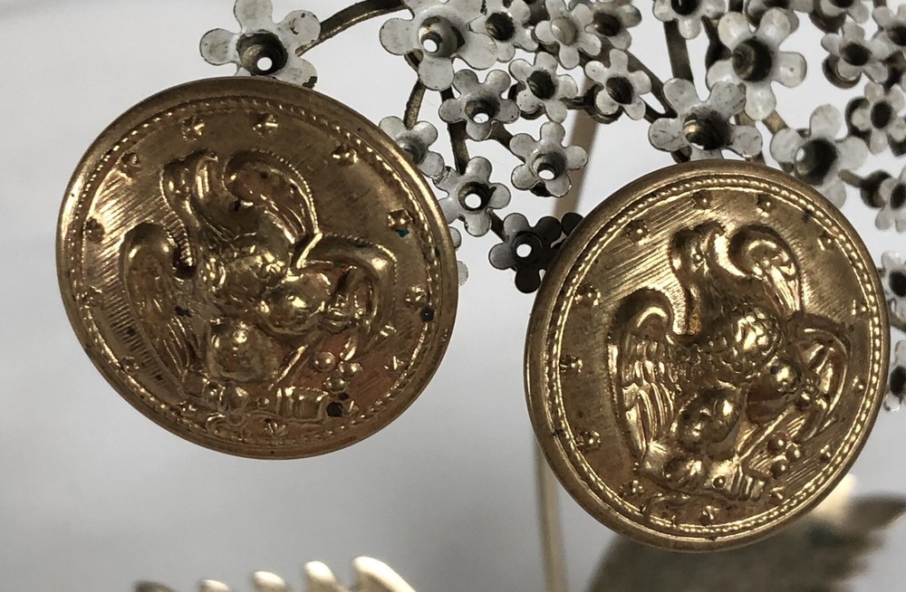 70s 3D Engraved Eagle Clip On Earrings 1” Round Stud Gold Toned