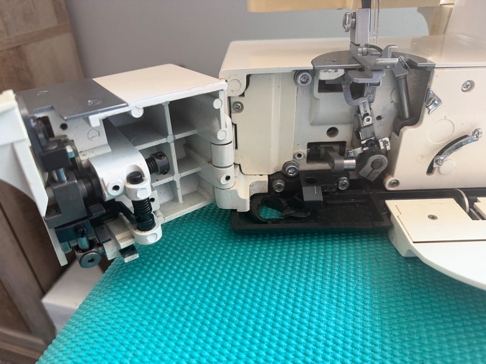 Superlock 734 Serger Overlock SEWING MACHINE - READ