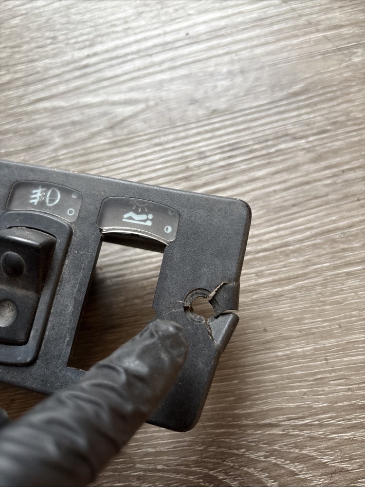 Kenworth T200 Dashboard 8 Switch Control Panel - P/N: S64-1004-9 Broken